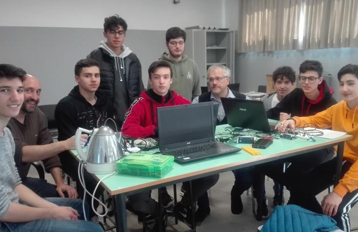 Studenti e insegnanti preparano hardware e software per rilevare umidità, ossigeno e anidride carbonica nella serra