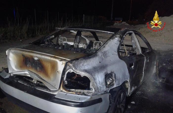 La Volvo completamente carbonizzata a Salerano