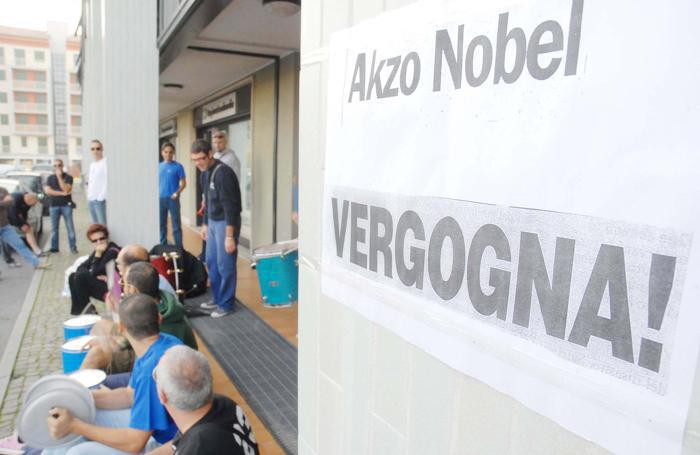 Il presidio degli operai Akzo Nobel di Fombio di fronte ad Assolodi nel 2009: il sito fombiese ha chiuso nel 2012