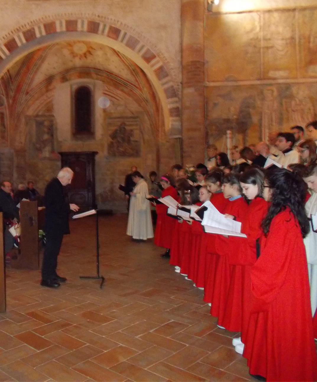 Don Piero Panzetti dirige il coro