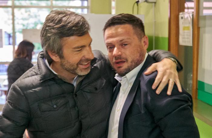 Tavazzano, il nuovo sindaco mentre, commosso, entra ai seggi accompagnato da Pietro Foroni