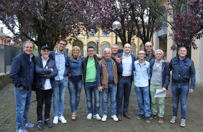 Gargioni sorridente con la squadra dopo la conferma