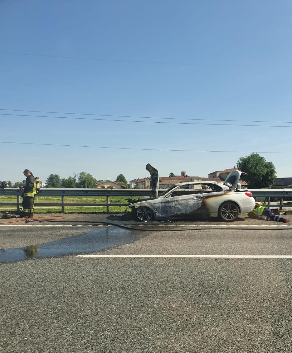 L’auto distrutta dalle fiamme