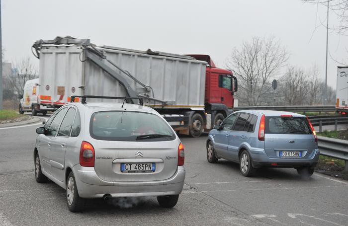 Traffico alla rotonda della Faustina