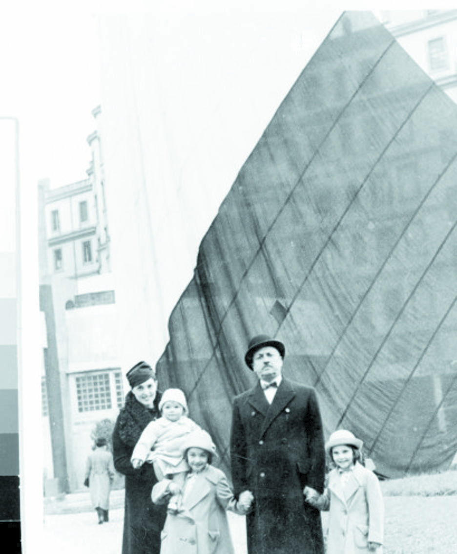 Marinetti con la moglie e le figlie Vittoria, Ala e Luce, madre di Francesca Barbi Marinetti