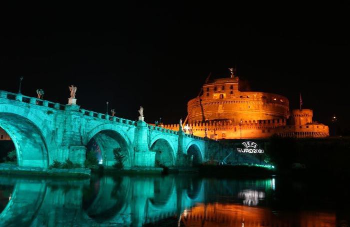 Il Ponte Sant’Angelo illuminato (foto Figc)