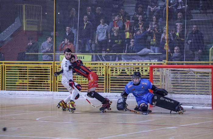 Lucas Martinez in un corpo a corpo con Ale Verona