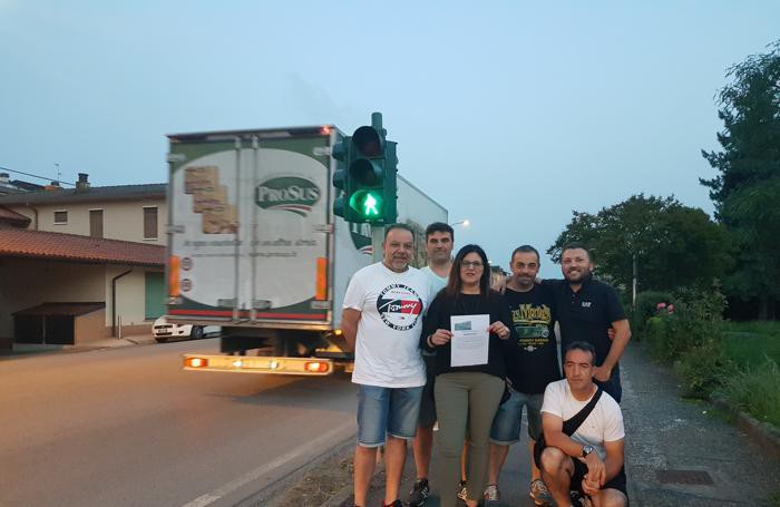 La protesta di alcuni cittadini contro i mezzi pesanti