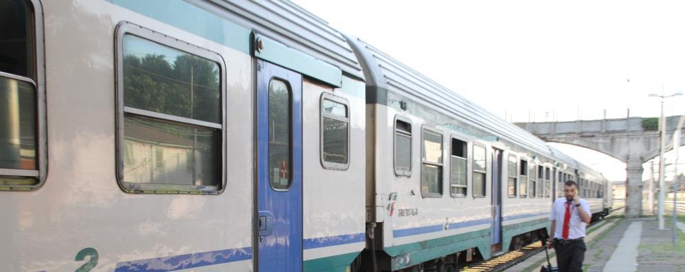 treno fermo al binario carrozze roventi nuova odissea di centinaia di viaggiatori