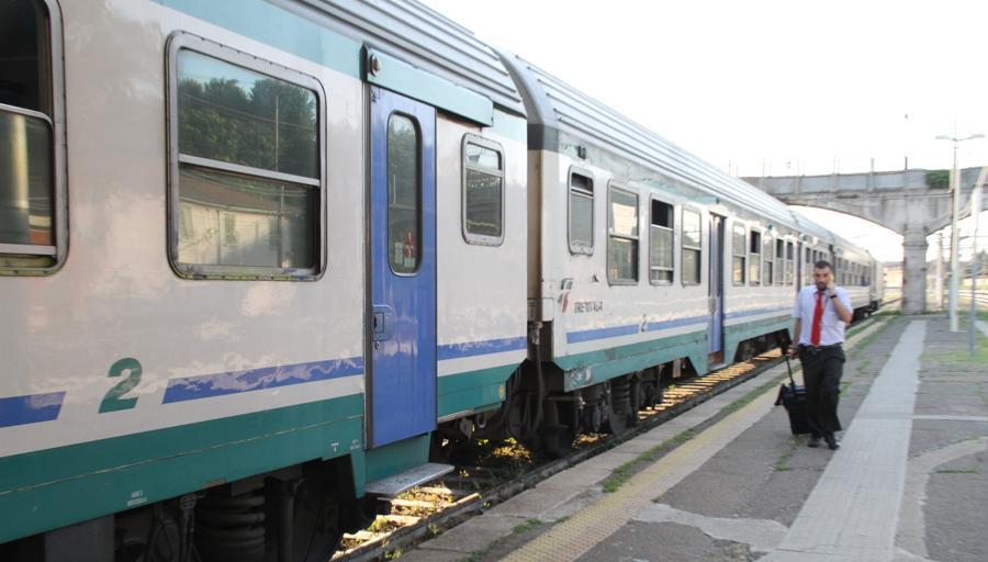 treno fermo al binario carrozze roventi nuova odissea di centinaia di viaggiatori