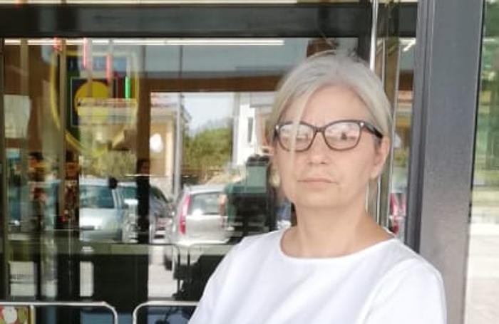 Antarelli davanti al supermercato