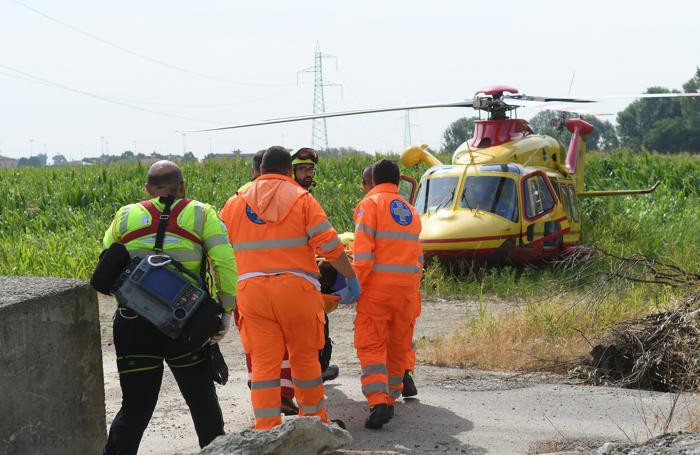 Il ferito è stato trasportato all’ospedale di Niguarda in elisoccorso