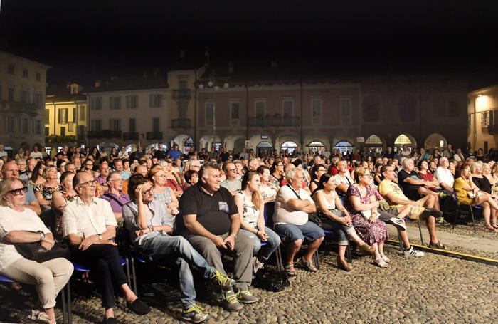Pienone per l’Uva Rara Band in piazza