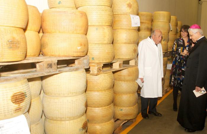 Giovanni Ferrari accompagna il vescovo di Lodi in azienda in occasione dell’ultima visita pastorale