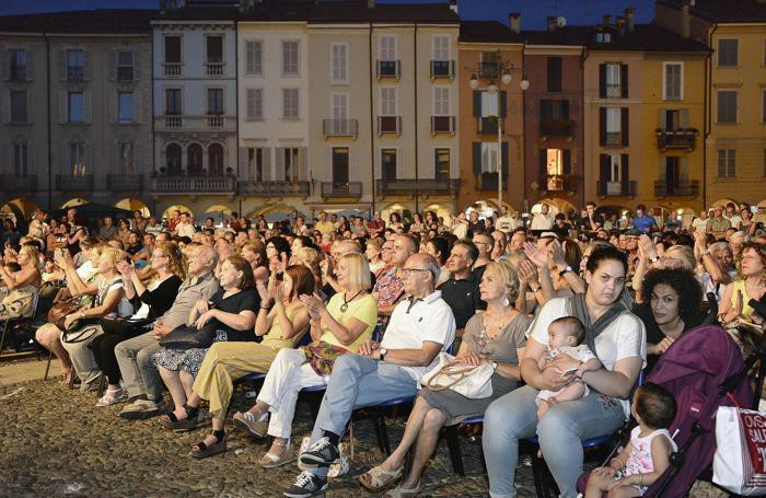 Il pubblico in piazza l’anno scorso al concerto-show dei Bit