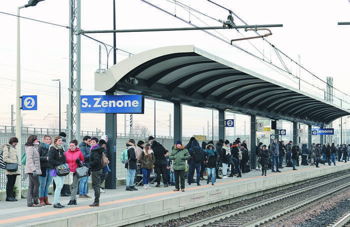 Pendolari in attesa del treno a San Zenone al Lambro