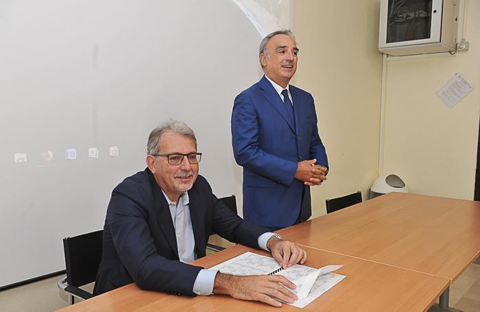 Il prefetto (in piedi) e Yuri Coppi
