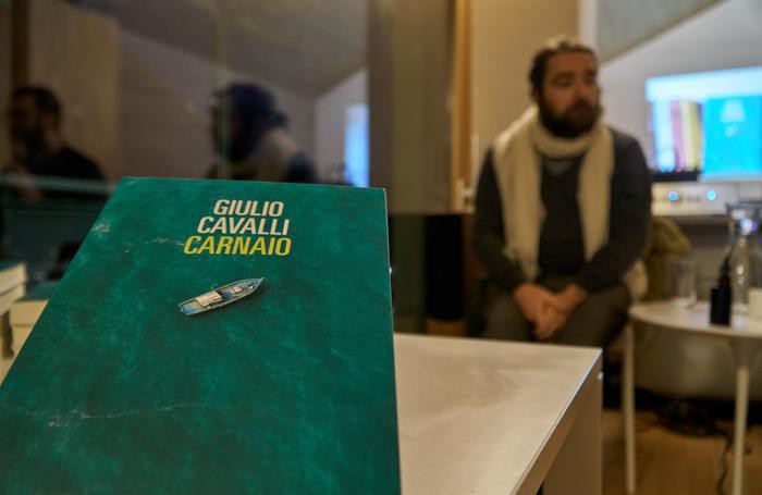 Cavalli e la copertina del suo libro