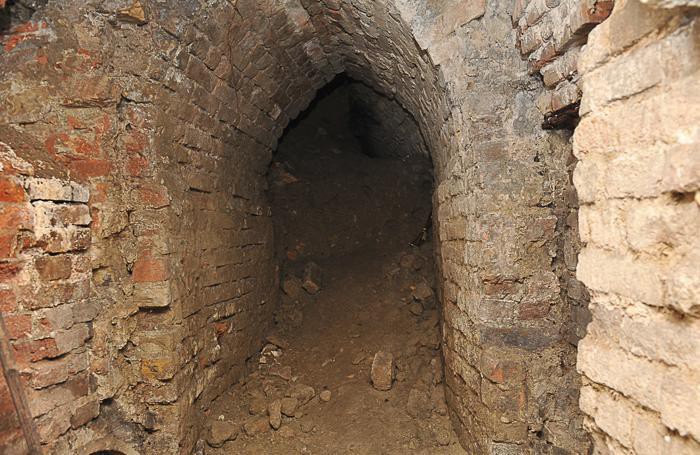 Uno dei cunicoli è chiuso da un crollo, ma si può procedere lungo il corridoio principale