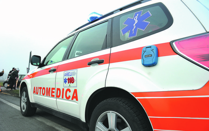 Incidente a Santo Stefano: si schianta contro il palo e finisce sulla rotatoria