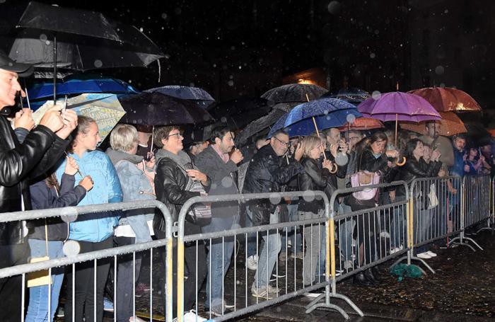 In piazza della Vittoria la pioggia non ferma i fan di Stef Burns
