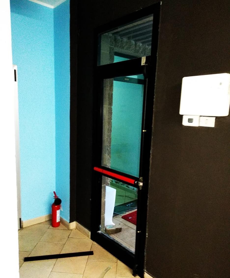 La porta di emergenza scassinata