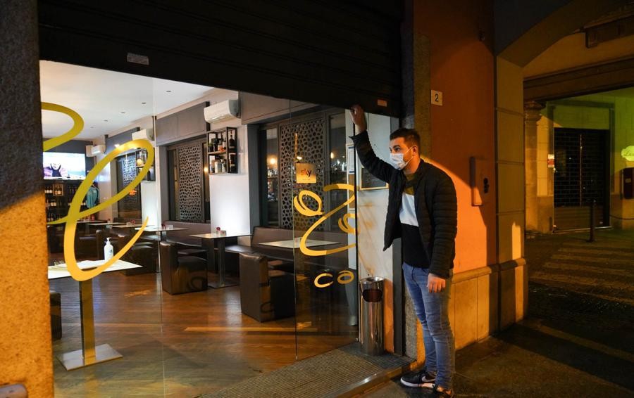 Nella bozza del nuovo Dpcm da lunedì la chiusura alle 18 per bar e ristoranti