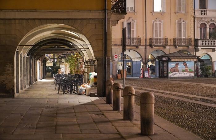 Lodi, la piazza deserta (Tommasini)
