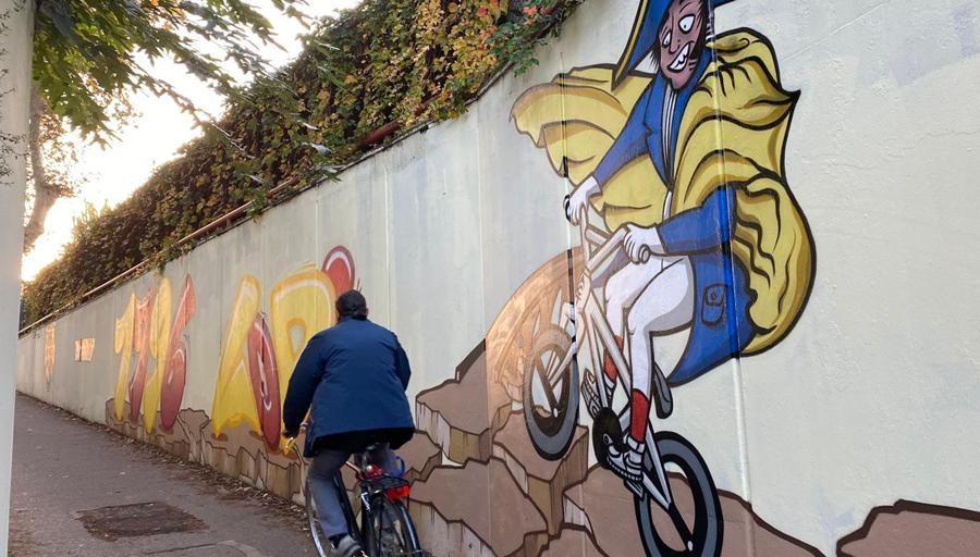 Napoleone E Un Murales Omaggio All Imperatore Senza Testa E In Bicicletta Cultura Lodi