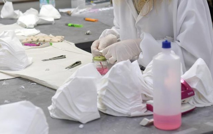 Mascherine troppo strette dalla scuola: l’appello di una mamma