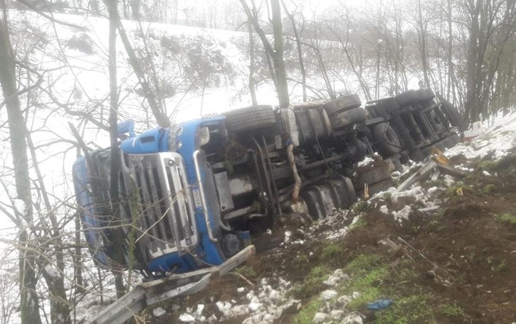 Orio, tir si ribalta dopo l’uscita di strada