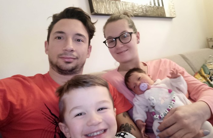 Andrea Zazzero ed Elena Invernizzi con il figlio Elia e la neonata Alisea
