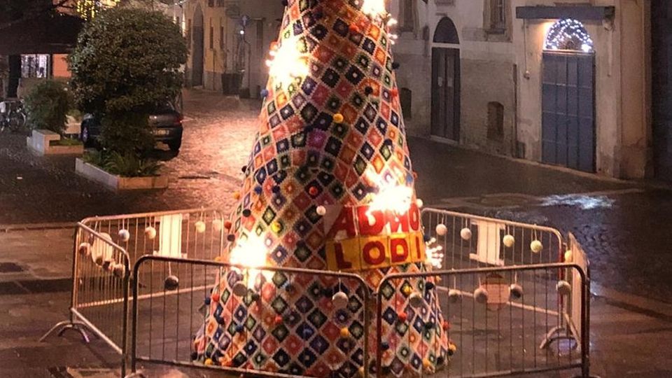 Lodi, l’albero della solidarietà: cucito dalle mani esperte di 36 volontarie Lodi, l’albero della solidarietà: cucito dalle mani esperte di 36 volontarie