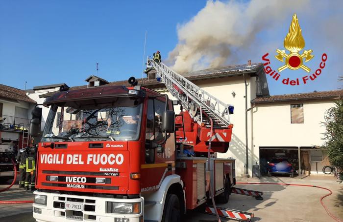 L’autopompa nel cortile a Cavenago