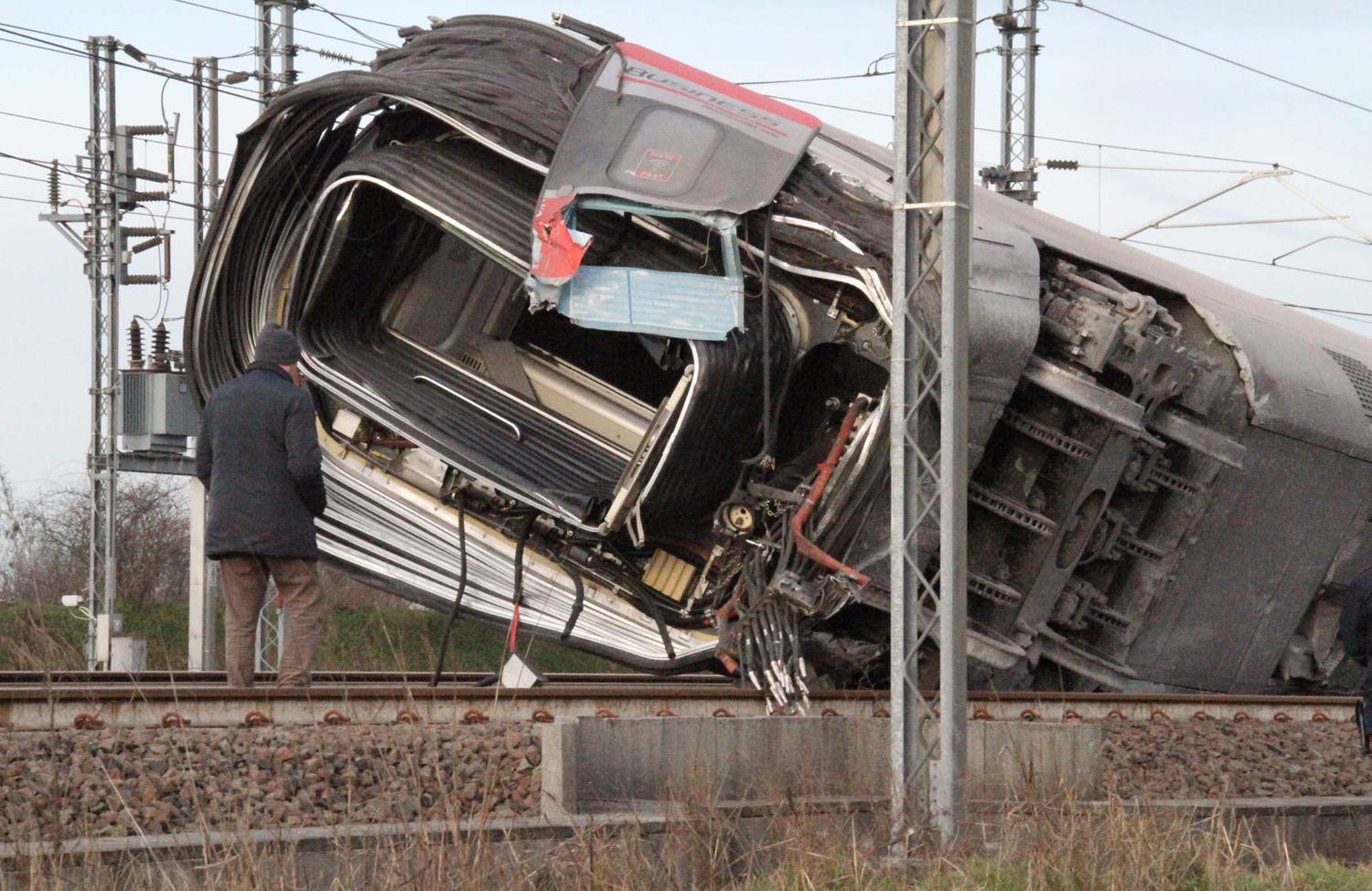 treno ad alta velocita deraglia nella notte a ospedaletto due morti e decine di feriti video