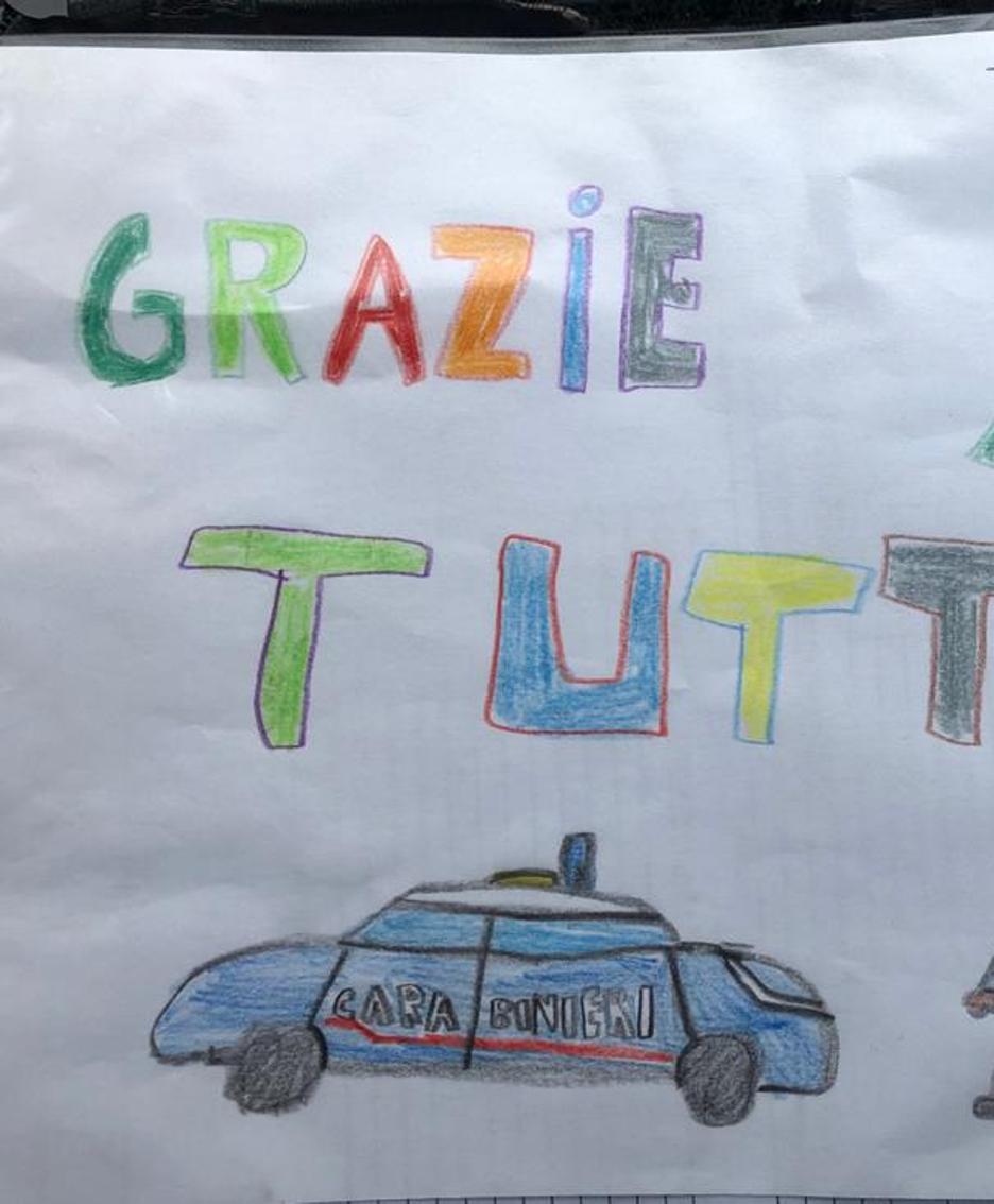 Coronavirus Luca Con La Nonna Va Sotto La Pioggia A Ringraziare I Carabinieri