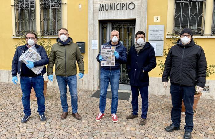 Le prime consegne, alla presenza anche del parroco, don Stefano Chiapasco (prima da destra)