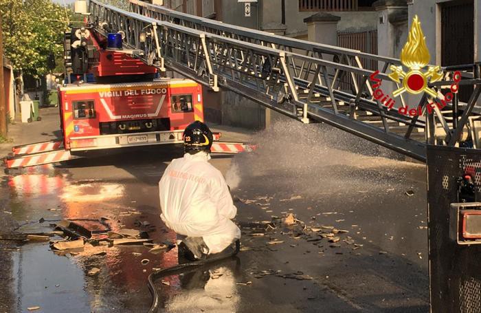 I pompieri bagnano del materiale caduto per evitare polveri nocive