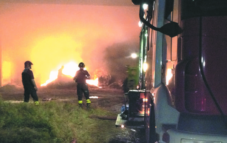 Maxi incendio di rotoballe a Chignolo Po, e a Orio Litta l’aria diventa irrespirabile