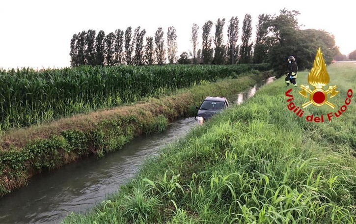 Perdono il controllo sulla provinciale 107 e finiscono con l’auto nel canale pieno d’acqua