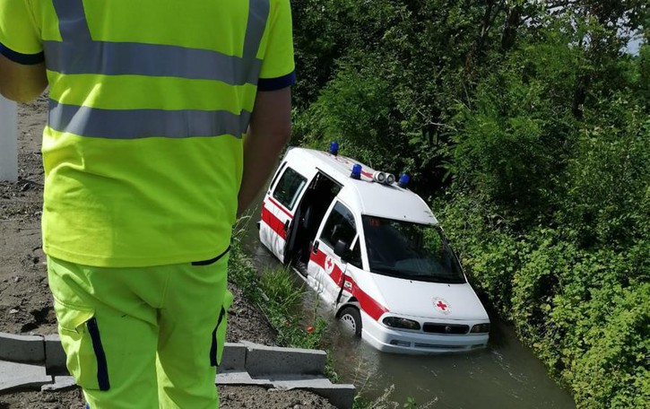 Schianto sulla via Emilia a Mairago, un’ambulanza vola nel fosso