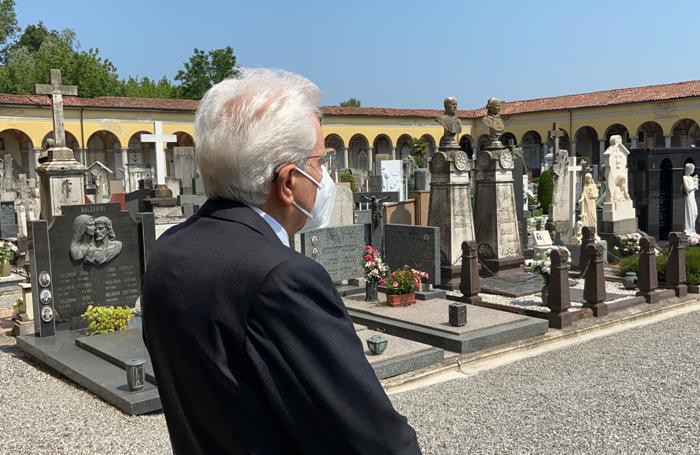 L’omaggio di Mattarella all’interno del cimitero (La Presse)