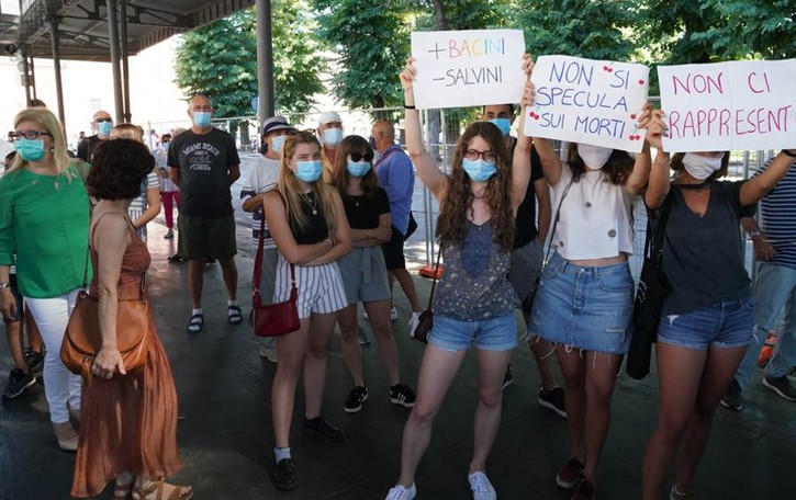 In piazza a Codogno per Salvini: pensionati, tifosi e qualche contestatore