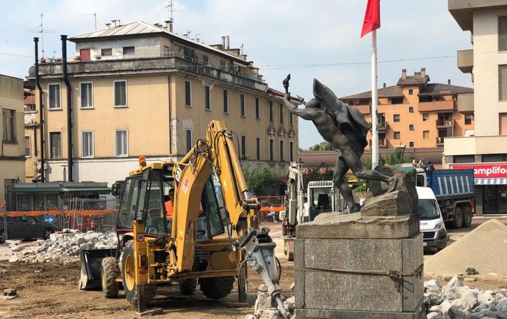 San Giuliano, il monumento ai Caduti assediato da ruspe e detriti