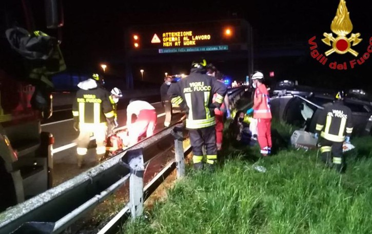 Schianto nella notte, auto si ribalta in A1