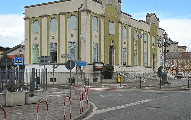 Madre e due bimbi nell’auto fuori strada, paura a Caselle Lurani