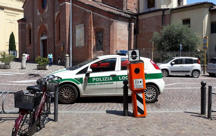 Melegnano, spunta un misuratore di velocità. Ma è una burla GUARDA IL VIDEO