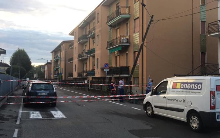Tavazzano, auto abbatte un palo: corrente sospesa in varie case
