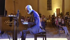 Musica “al sole”: le stelle, un pianoforte e il tutto esaurito per la “prima”