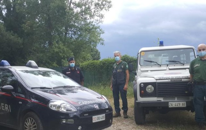 Adda, viaggio sui gerali del fiume tra rifiuti abbandonati e griglie accese